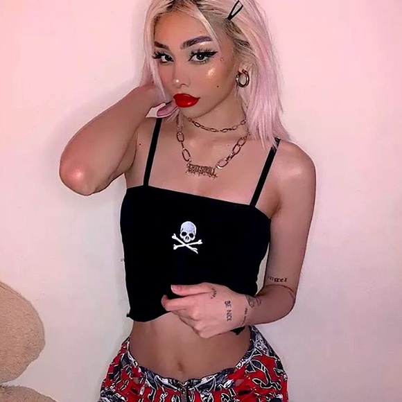 Black skull ☠️ embroidered cropped tank top - Picture 2 of 14